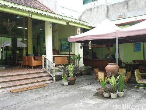 Berburu Batik Murah Sambil Ngopi Cantik? Jalan Kauman Solo Tempatnya