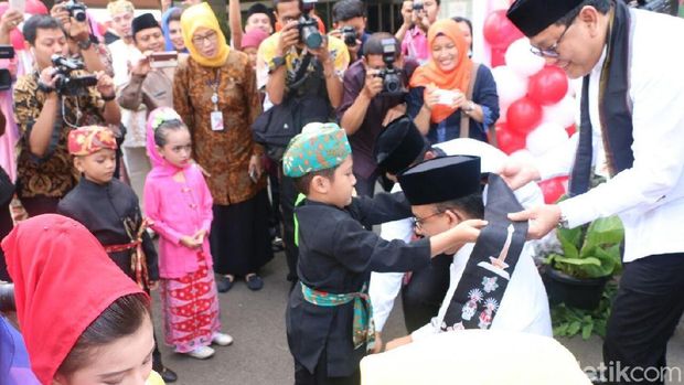 Abang cilik mengalungkan sarung kepada Anies Baswedan