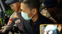 Para penyidik, lelaki dan perempuan, sebagian mengenakan masker penutup mulut. (Kanavino/detikcom)