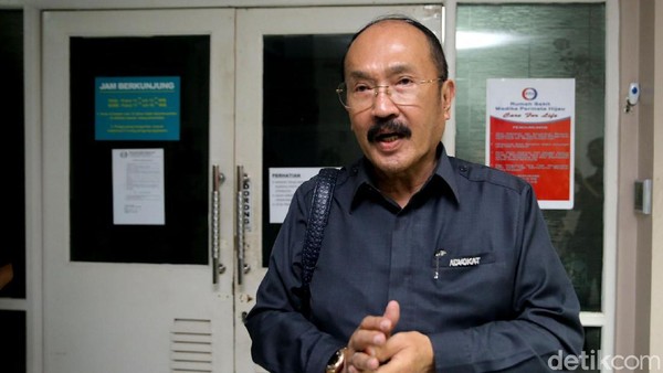 Melihat Lagi Baju Safari Fredrich yang Sempat Dikira Seragam Sopir