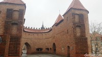 Benteng ini berada di pusat Kota Warsawa, ibukota negara Polandia. Benteng ini selalu ramai dikunjungi wisatawan karena cantik dan unik. (Odilia/detikTravel)