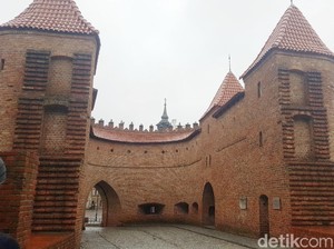 Benteng Bata Merah Berusia 5 Abad di Polandia
