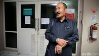 Ini foto Fredrich saat berada di RS Permata Hijau untuk mendatangi Novanto yang disebut mengalami kecelakaan pada 16 November 2017 lalu. Dia memang kerap menggunakan baju safari warna hitam dengan name tag advokat yang disematkan dada kiri. (Foto: Agung Pambudhy)