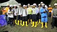 Menteri Pekerjaan Umum dan Perumahan Rakyat (PUPR) Basuki Hadimuljono meninjau langsung ke lokasi pembangunan proyek senilai Rp 1,4 triliun ini. Pool/Kementerian PUPR.