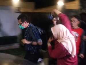 Bawa Tas, Seorang Penyidik KPK Keluar dari Rumah Setya Novanto