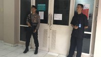 Polisi bersenjata berjaga di depan kamar Setya Novanto.