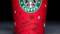 Holiday Cups berwarna magenta bertahan hingga 1998 meski desainnya berbeda. Di 1999 barulah Holiday Cups berwarna merah. Hiasannya snowflakes, kaos kaki dan hal-hal bertema musim dingin. Foto: Starbucks