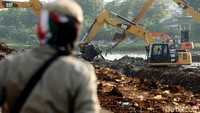 Alat berat eskavator mengeruk endapan lumpur di Kanal Banjir Barat (KBB), kawasan Tanah Abang, Jakarta Pusat, Kamis (16/11/2017).