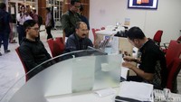 Kuasa hukum Setya Novanto juga sudah berada di RS Medika Permata Hijau. Menurut Frederich, keluarga Novanto sangat shock mendengar kabar kecelakaan ini. 