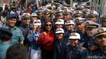 Aksi Menteri Susi dan ABK KRI Bima Suci
