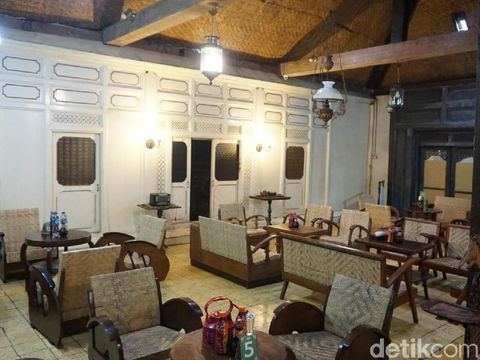 Berburu Batik Murah Sambil Ngopi Cantik? Jalan Kauman Solo Tempatnya