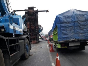 Tol Cikampek Macet Imbas Rambu Jatuh, Contraflow Diberlakukan