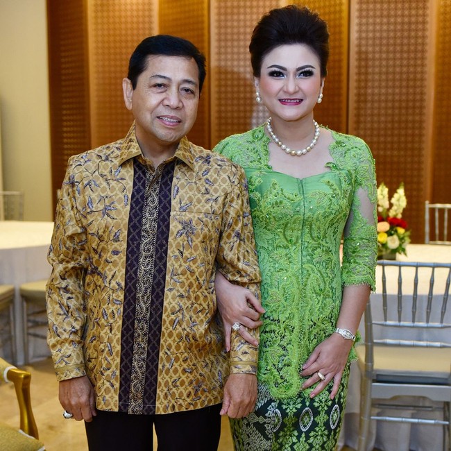 Layaknya ibu pejabat zaman Orde Baru, sanggul dan sasakan tinggi hampir tak pernah ia tinggalkan. Terlebih jika hadir ke acara-acara formal.  Foto: dok. Setya Novanto