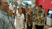 Dengan didampingi Direktur Utama Bank DKI, Kresno Sediarsi, Komisaris Utama Bank DKI, Honggo Widjojo Kangmasto beserta direksi dan komisaris Bank DKI menunjukkan aplikasi JakOne Mobile. Foto: dok. Bank DKI