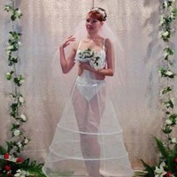 Gaun transparan ini dibuat seperti kelambu nyamuk. Foto: Istimewa