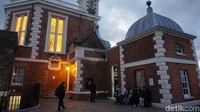 Kalau berkunjung ke Greenwich, wajib mampir ke Royal Greenwich Observatory. Di depan gedung yang dibangun tahun 1675 itu terdapat jam yang menempel pada dinding gerbang. Jam ini memerlukan waktu 24 jam untuk menghabiskan waktu seputaran (Erna/detikTravel)