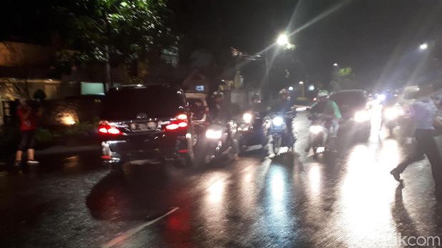 Ada 3 Alphard yang keluar dari kediaman Setya Novanto