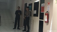 Di depan kamar Setya Novanto yang terletak di lantai 3 kini dijaga oleh polisi bersenjata. 
