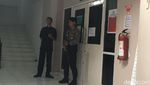 Pintu Depan Kamar Novanto di RS Medika Dijaga Polisi Bersenjata