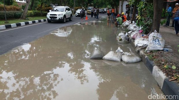 Proyek PDAM di Jalan Arief Rahman Hakim/