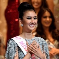 Senyum semringah menghiasi wajah Kevin Lilliana. Malam itu, mojang asal Bandung, Jawa Barat, ini anggun dan cantik berbalut gaun biru pastel nan berkilauan rancangan Ivan Gunawan. (Foto: AFP PHOTO / Toshifumi KITAMURA)