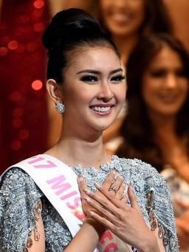 Senyum semringah menghiasi wajah Kevin Lilliana. Malam itu, mojang asal Bandung, Jawa Barat, ini anggun dan cantik berbalut gaun biru pastel nan berkilauan rancangan Ivan Gunawan. (Foto: AFP PHOTO / Toshifumi KITAMURA)