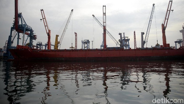 Neraca perdagangan pada Oktober 2017 tercatat surplus US$ 900 juta, dengan raihan ekspor US$ 15,09 miliar dan impor US$ 14,19 miliar.