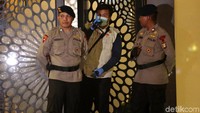 KPK kembali menetapkan Setya Novanto sebagai tersangka pada akhir Oktober 2017. Lalu pada Rabu (15/11), KPK sempat mendatangi rumah Novanto untuk menahannya, namun eks Ketua DPR itu tak ditemukan. (Foto: KPK saat di rumah Novanto/Grandyos Zafna).
