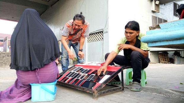 Geliat PKL Handphone di RTH Jembatan Ampera