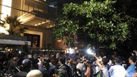 Penyidik KPK yang ada di rumah Novanto sejak sekitar pukul 21.30 WIB tak bisa menemukan Ketum Golkar itu. Wakil Ketua MPR Mahyudin, yang mengaku sejak petang ada di kediaman Novanto, juga mengaku tak bertemu tuan rumah. Ke mana, Novanto? (Grandyos Zafna/detikcom)