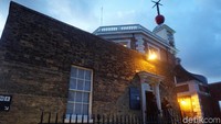 Di sekitar sini traveler dapat mengunjungi Flamsteed House, Great Equatorial Building, Astronomy Center, Peter Harrison Planetarium, Altazimuth Pavilion, juga Meridian Building (Erna/detikTravel)