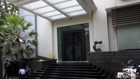 Seperti diketahui, Ketua DPR Setya Novanto menghilang saat dijemput penyidik KPK di rumahnya di Jl Wijaya XIII No. 19, Kebayoran Baru, Jakarta Selatan.
