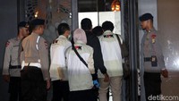 Pada 15 November 2017 lalu, penyidik KPK mendatangi kediaman Setya Novanto di Jalan Wijaya XIII, Jakarta Selatan. Namun, Novanto tidak ada di rumahnya (Foto: Grandyos Zafna)
