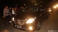 Mobil yang membawa penyidik meluncur meninggalkan rumah Novanto.