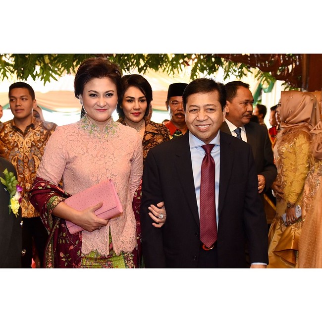 Berwajah ayu dan manis, Deisti memang cocok tampil dengan sanggul dan sasak.  Foto: dok. Setya Novanto