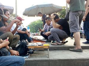 Geliat PKL Handphone di RTH Jembatan Ampera