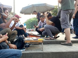 Geliat PKL Handphone di RTH Jembatan Ampera