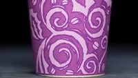 Holiday Cups Starbucks pertama dibuat tahun 1997. Warnanya magenta dengan desain swirl dan biji kopi mungil diantaranya. Kala itu Starbucks keluarkan minuman Eggnog Latte dan Christmas Blend brewed coffee. Foto: Starbucks