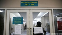 Seorang polisi berjaga di depan ruang perawatan RS Medika Permata Hijau, Kamis (16/11/2017).