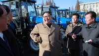 Tawa Kim Jong Un saat memberikan arahan di Kumsong Tractor Factory.