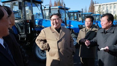 Tawa Kim Jong Un Saat Jajal Traktor