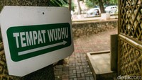 Bagi yang ingin salat bisa menggunakan tempat wudhu dan musholla yang disediakan di belakang konter laksa ini.