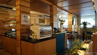 Dengan nuansa cokelat, biru dan tanaman hijau Anda bisa berlama-lama di sini sambil menikmati kopi dan makanan enak.  Foto: Lusiana Mustinda
