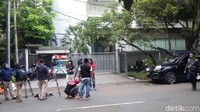 Begini suasana rumah Novanto sekitar pukul 06.00 WIB pagi ini. Foto: Kanavino/detikcom