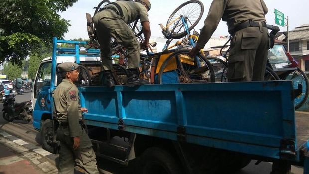  Delapan becak tersebut kemudian dikirim ke gudang Cakung, Jakarta Timur. 