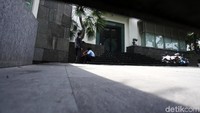 Dengan tolak ukur harga tersebut, maka diperkirakan harga tanah di kawasan tersebut sekitar Rp 80 juta per meter dan harga bangunan Rp 20 juta per meter.