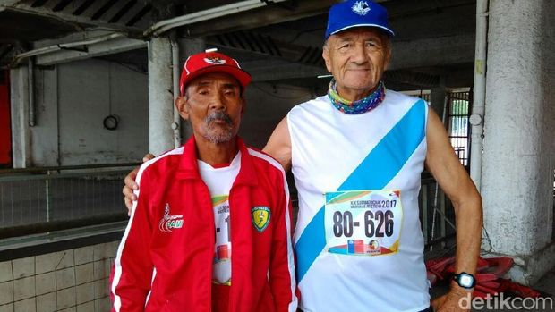 Mbah Dar bersama seorang pelari lainnya di Chile. 