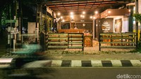 Lokasi lainnya yang asik digunakan menjadi tempat nongkrong adalah Sate Boss yang berlokasi tepat di depan Hover Cafe.