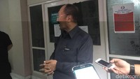 Pengacara Setya Novanto, Fredrich Yunadi diwawancarai media. 