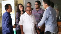 Tampak ada beberapa orang menemani Ical di antaranya Fuad Hasan Masyhrur dan Lalu Mara.